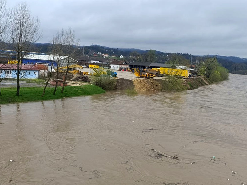 ДОБОЈ, 3. АПРИЛА /СРНА/ - Водостај ријеке Босне у Добоју премашио је коту редовне одбране од поплава за 14 центиметара и износи 314 центиметара, али нема опасности од плављења, изјавио је Срни начелник градског Одјељења за цивилну заштиту Југослав Стевановић, који је упозорио на појаву клизишта.