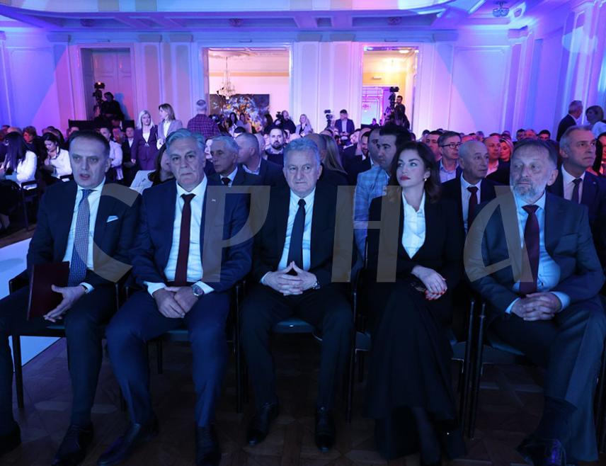 БАЊАЛУКА, 3. АПРИЛА /СРНА/ - У Бањалуци је почео Избор најуспјешнијих у привреди Српске којем присуствује предсједник Републике Српске Синиша Каран и министри у Влади.