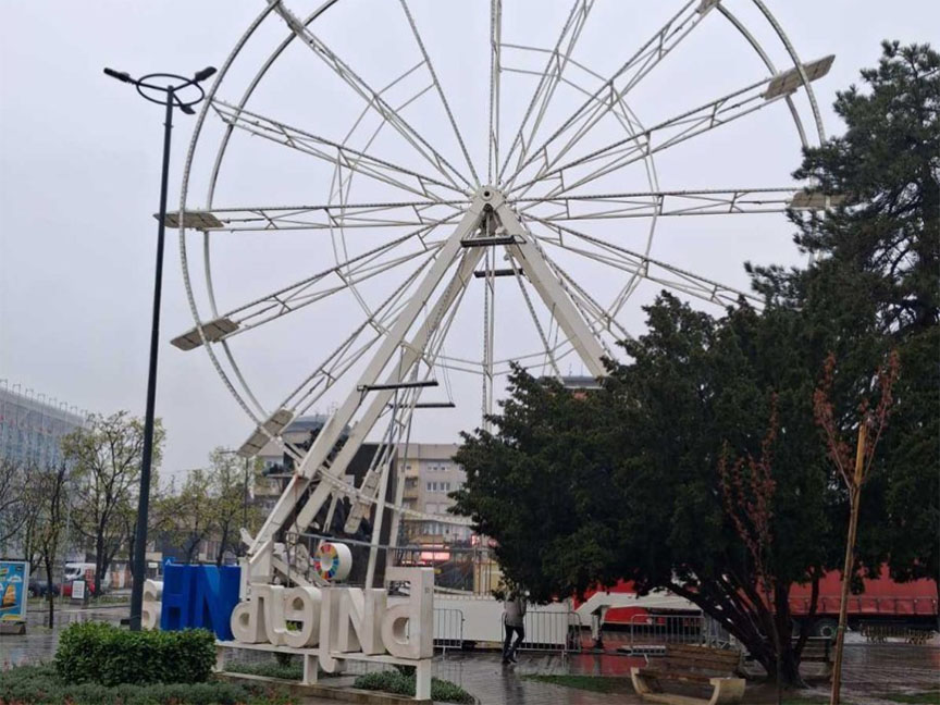 БИЈЕЉИНА, 3. АПРИЛА /СРНА/ - Панорамском точку у Бијељини није мјесто уз централни споменик погинулим српским борцима, а и његова исправност и безбједност су упитни, рекао је Срни шеф Клуба одборника СНСД-а Бијељина Александар Остојић.