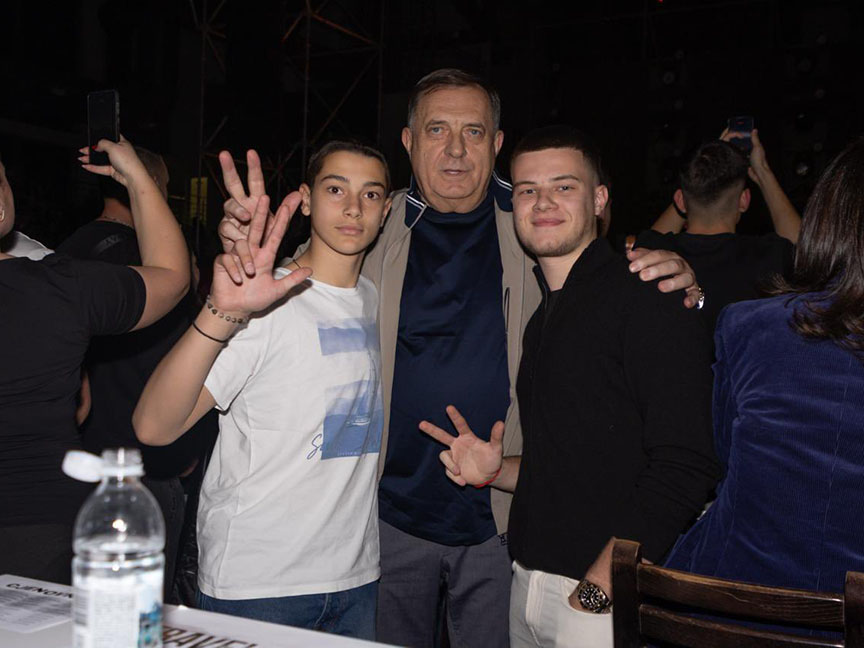 БАЊАЛУКА, 3. АПРИЛА /СРНА/ - Лидер СНСД-а Милорад Додик објавио је да је вечерас у проводу са унуцима и да нема ништа љепште од тога.