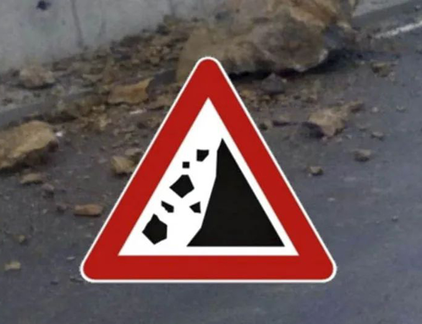 БАЊАЛУКА, 4. АПРИЛА /СРНА/ - Обилне падавине активирале су бројна клизишта и повећале опасност од одрона, као и излијевања воде на коловоз, због чега се возачима савјетује максимално опрезна вожња, прилагођена стању и условима на путу, саопштио је Ауто-мото савез Републике Српске.