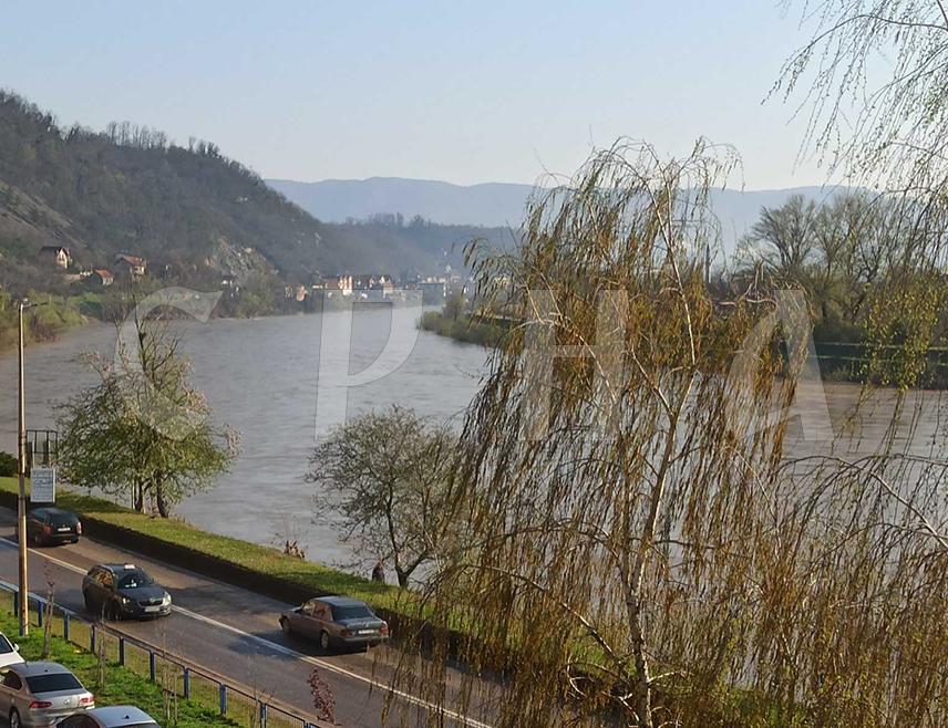 ЗВОРНИК, 4. АПРИЛА /СРНА/ - Проток ријеке Дрине на Хидроелектрани "Мали Зворник" износи 1.060, а на Хидроелектрани "Бајина Башта" 700 кубних метара у секунди, саопштено је данас из Службе цивилне заштите Зворник.