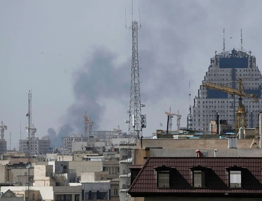 ТЕЛ АВИВ, 4. АПРИЛА /СРНА/ - Израелско ратно ваздухопловство извело је нове нападе на Техеран, саопштила је прес-служба војске.