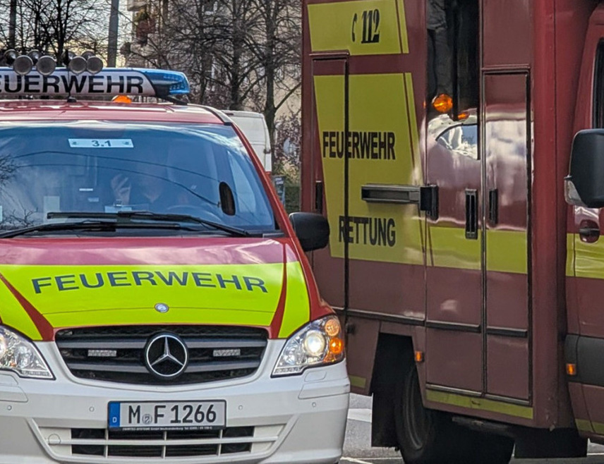 БЕРЛИН, 4. АПРИЛА /СРНА/ - Седамнаест особа је повријеђено у великом пожару који је рано јутрос избио у седмоспратници у берлинској области Нојкелн, саопштила је ватрогасна служба, објавио је "Шпигл".