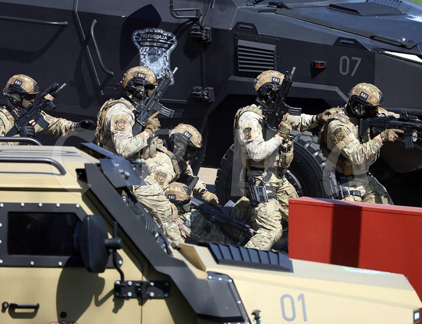 БАЊАЛУКА, 4. АПРИЛА /СРНА/ - У Центру за обуку у Залужанима почела је показна вјежба припадника Специјалне антитерористичке јединице /САЈ/, Жандармерије и Управе за ваздухопловство поводом обиљежавања Дана Полиције.