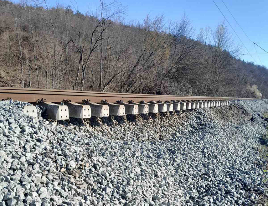 ДОБОЈ, 4. АПРИЛА /СРНА/ - Због деформације колосијека усљед клизишта за саобраћање возова затворена је дионица пруге између Шњеготине и Укрине, на релацији Добој -Бањалука–Добој, саопштено је из Жељезница Републике Српске /ЖРС/.