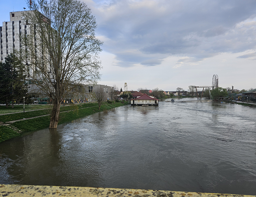 ПРИЈЕДОР, 4. АПРИЛА /СРНА/ - Водостај ријеке Сане у Приједору износи 310 центиметара, кота редовне одбране од поплава је 420, док се ванредне мјере проглашавају на 460 центиметара, саопштено је из Оперативно-комуникационог центра Одсјека за цивилну заштиту града Приједора.