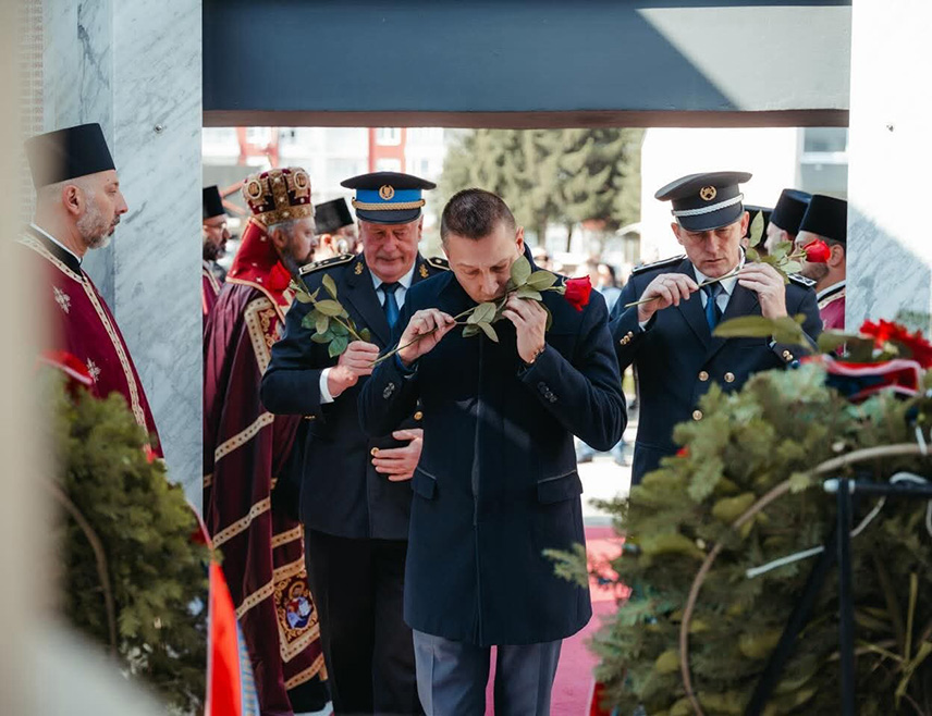 САРАЈЕВО, 4. АПРИЛА /СРНА/ - Замјеник министра одбране у Савјету министара Александар Гогановић присуствовао је данас обиљежавању Дана полиције Републике Српске заједно са генералима Оружаних снага из реда српског народа и том приликом  изразио захвалност припадницима МУП-а на њиховој преданости и служби грађанима.