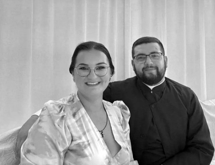 ДЕРВЕНТА, 5. АПРИЛА /СРНА/ - У Дервенти и Броду данас је Дан жалости због погибије свештеника Ненада Митрића и његове супруге у саобраћајној несрећи.