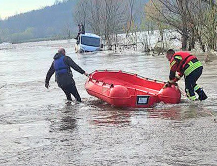 ДОБОЈ, 5. АПРИЛА /СРНА/ - Два лица јутрос су успјешно евакуисана након што су комбијем покушали да прођу заплављеном путном комуникацијом Порјечина-Миричина, на подручју општине Петрово, изјавио је Срни командир Добровољне ватрогасно-спасилачке јединице Петрово Драган Петковић.