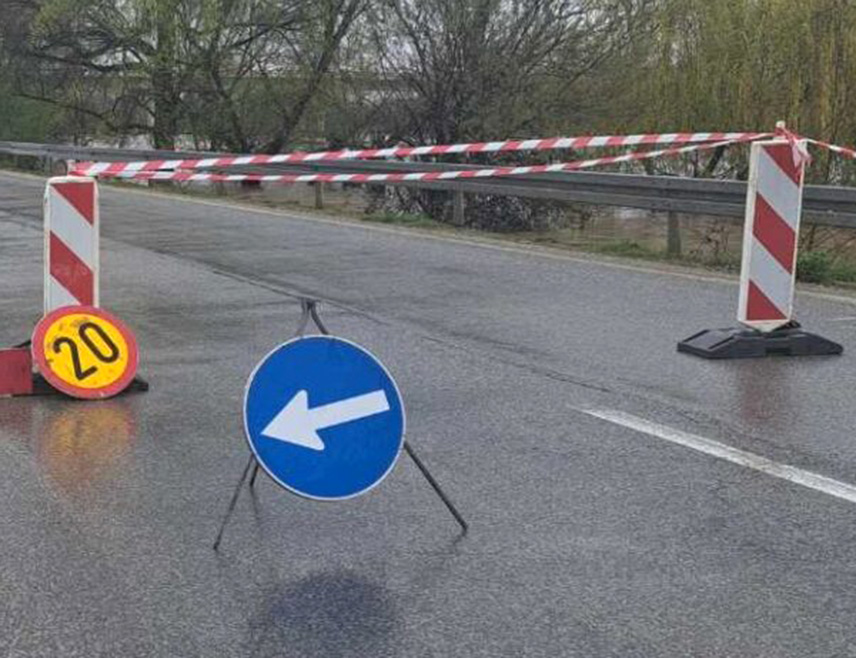 БИЈЕЉИНА, 5. АПРИЛА /СРНА/ - Отежан је саобраћај на путном правцу Зворник-Прибој у мјесту Годуш, гдје се због клизишта саобраћа једном траком, саопштио је Ауто-мото савез /АМС/ Републике Српске.