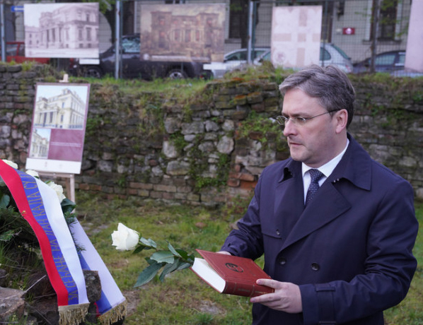 БЕОГРАД, 6. АПРИЛА /СРНА/ - Почетак нацистичког бомбардовања Београда обиљежен је полагањем вијенаца на мјесту некадашње Народне библиотеке Србије која је уништена на данашњи дан 1941. године, а министар културе Никола Селаковић је истакао да је то био "покушај убиства српске културе".