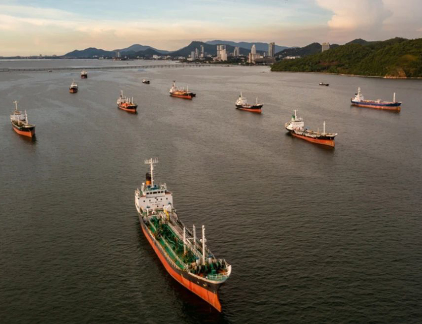 ТОКИО, 6. АПРИЛА /СРНА - РИА Новости/ - Јапанско Министарство саобраћаја потврдило је да су два брода повезана са Јапаном прошла кроз Ормуски мореуз, саопштио је Владин секретар Минору Кихара.