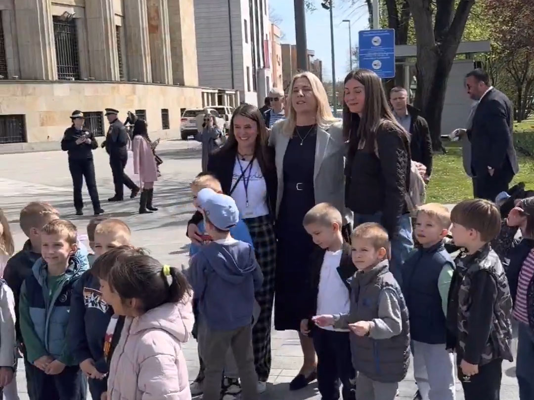 БАЊАЛУКА, 6. АПРИЛА /СРНА/ - Почетак седмице уљепшали су сунце, дјечија граја и наступ Полицијског оркестра Министарства унутрашњих послова Републике Српске, објавила је српски члан Предсједништва БиХ Жељка Цвијановић на Инстаграму.