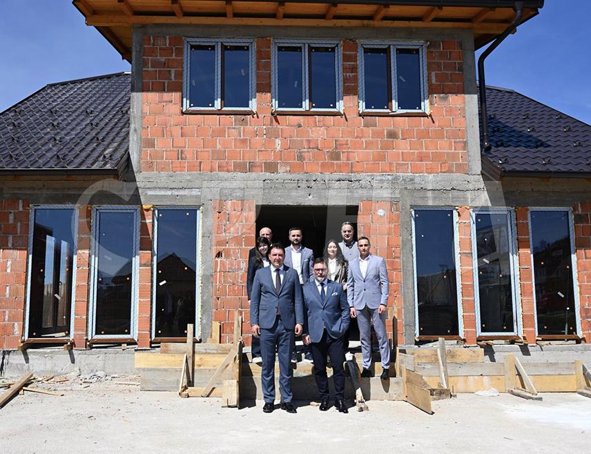 СОКОЛАЦ, 6. АПРИЛА /СРНА/ – "Романијска кућа", као кључни пројекат за пласман домаћих производа и брендирање Романије, постала је основ за нове инвестиције у туризам и пољопривреду, укључујући изградњу апи центра, изјавио је министар спољне трговине и економских односа у Савјету министара Сташа Кошарац.