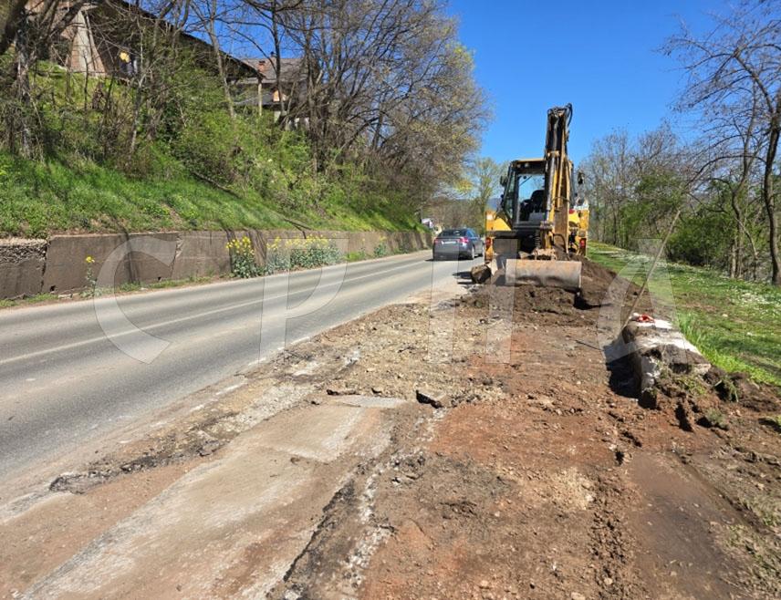 ЗВОРНИК, 6. АПРИЛА /СРНА/ - У Каракају код Зворника данас је почела реконструкција дионице магистралног пута од граничног прелаза у Каракају до тунела у Дивичу дужине 7,5 километара, а радове са 5,5 милиона КМ финансирају Влада Републике Српске и "Путеви Републике Српске".