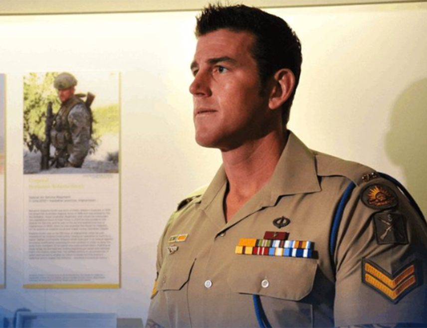 СИДНЕЈ, 7. АПРИЛА /СРНА-Ројтерс/ - Најодликованији војник Аустралије ухапшен је и биће оптужен за ратне злочине над ненаоружаним цивилимa током мисије у Авганистану, саопштила је полиција.