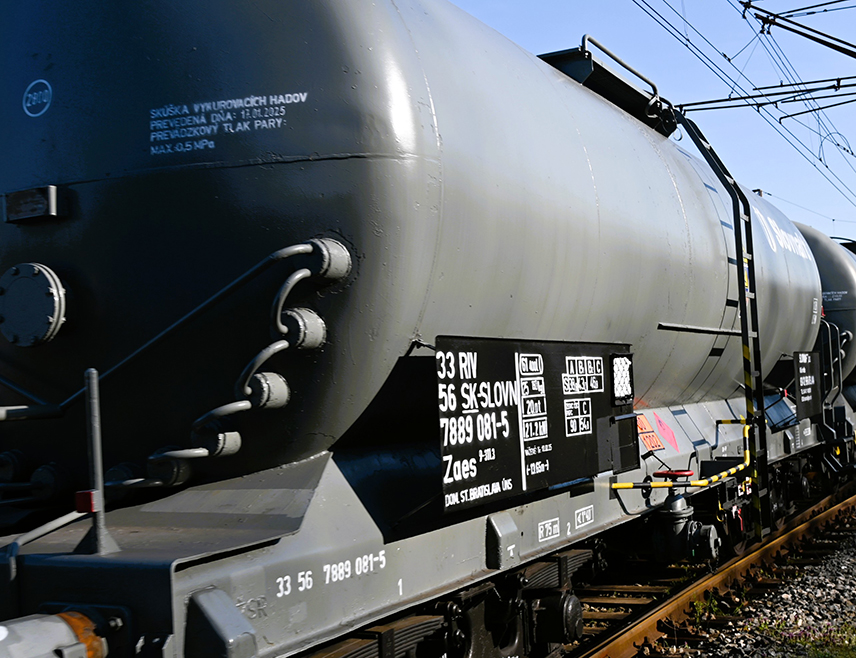 ДОБОЈ, 7. АПРИЛА /СРНА/ - Прва композиција цистерни са нафтним дериватима стигла је јутрос у Добој из луке Плоче у склопу потписаног уговора "Жељезница Републике Српске" /ЖРС/ о превозу нафте и нафтних деривата, саопштено је из ове компаније.