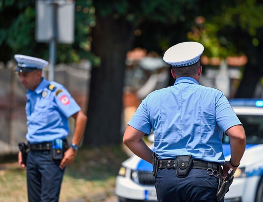 БИЈЕЉИНА, 7. АПРИЛА /СРНА/ - На подручју Бијељине је из теретног возила украдено око 450 литара нафтних деривата, саопштила је бијељинска Полицијска управа.