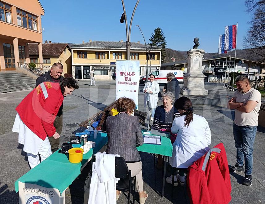 МРКОЊИЋ ГРАД, 7. АПРИЛА /СРНА/ - Грађани у Мркоњић Граду и данас могу да измјере крвни притисак, шећер у крви и да разговарају са медицинским радницима о здравом начину живота, у оквиру превентивних активности поводом Свјетског дана здравља.