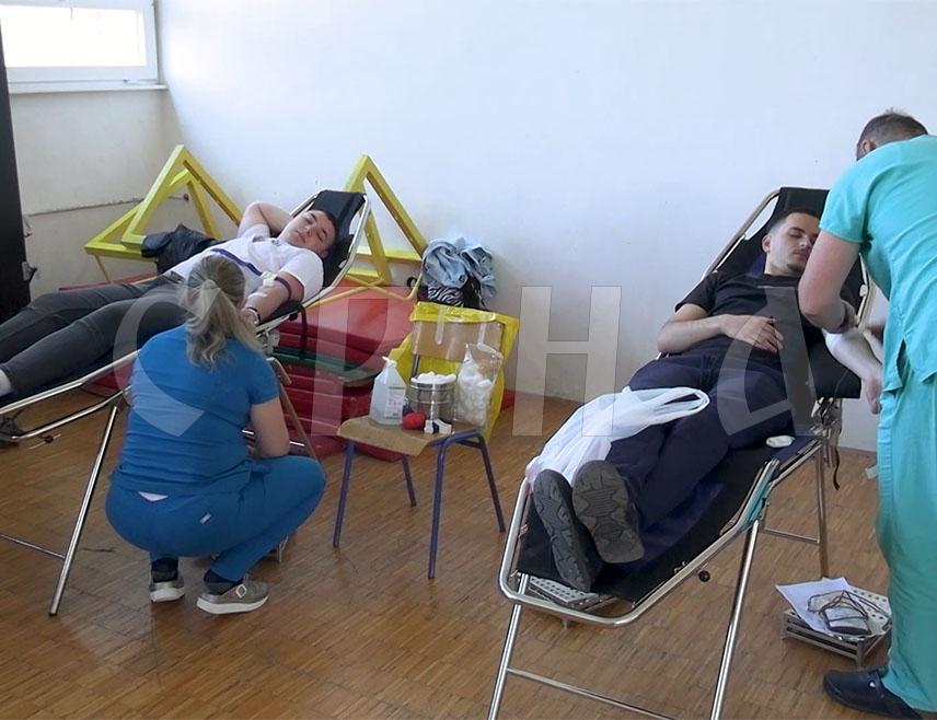 ИСТОЧНО НОВО САРАЈЕВО, 7. АПРИЛА /СРНА/ - Општинска организација Црвеног крста Источно Ново Сарајево и Средња школа "28. јуни" организовали су данас акцију добровољног давања крви за коју се пријавило 100 ученика.