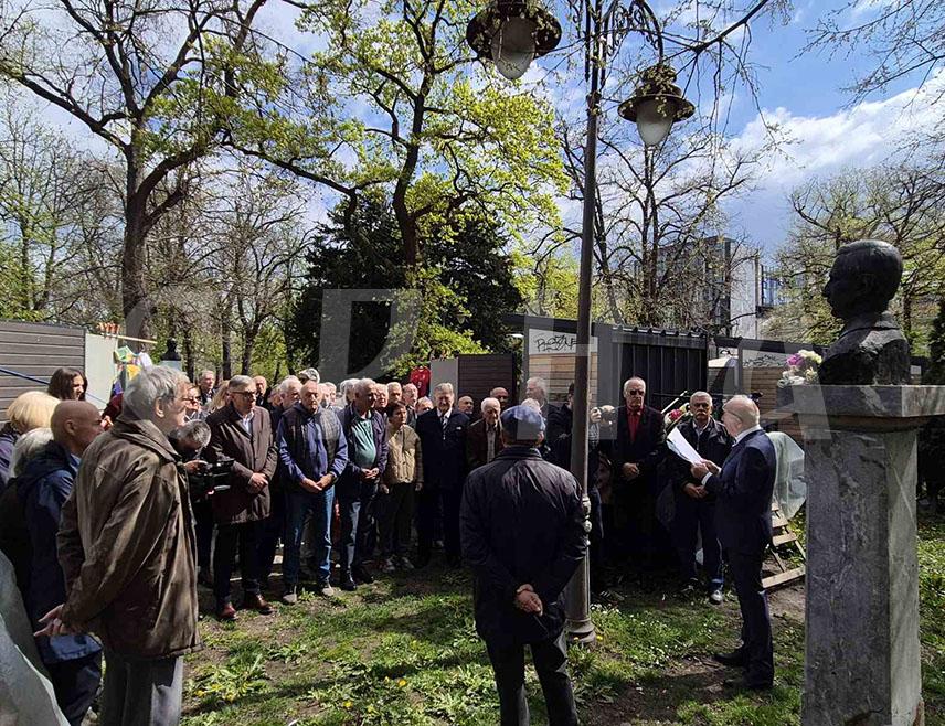 БЕОГРАД, 7. АПРИЛА /СРНА/ - Полагањем вијенаца и одавањем почасти код спомен-бисте једном од најзначајнијих српских пјесника и дипломата Јовану Дучићу, на Калемегдану, обиљежен је "Дучићев дан у Београду" и 83 године од његове смрти, уз поруку да су и данас за српски народ најважнији јединство и слога.