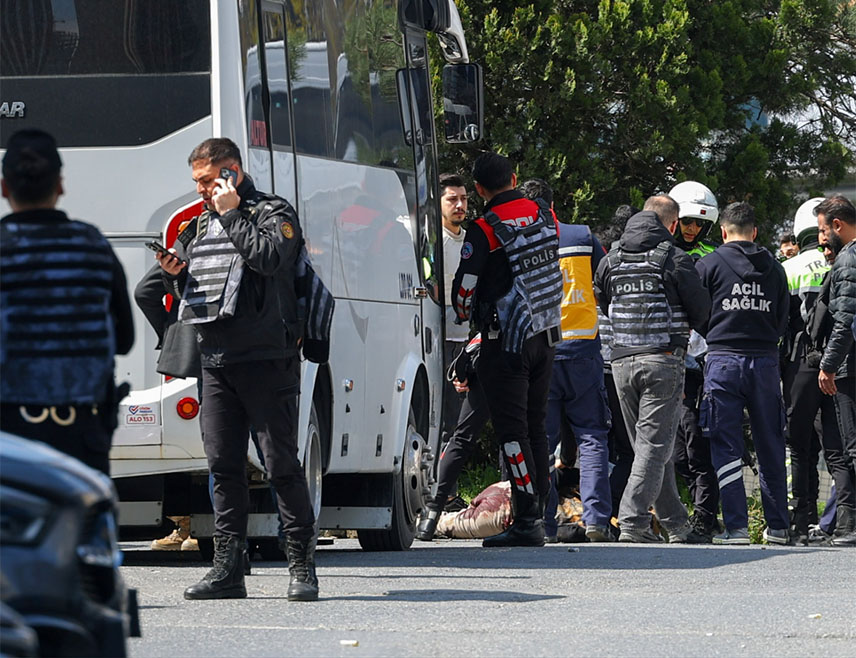 ИНСТАНБУЛ, 7. АПРИЛА /СРНА - РИА Новости/ - Припадници турске полиције убили су два лица која су извршила оружани напад на Конзулат Израела у Истанбулу, јавио је медијски сервис "Си-Ен-Ен турк".