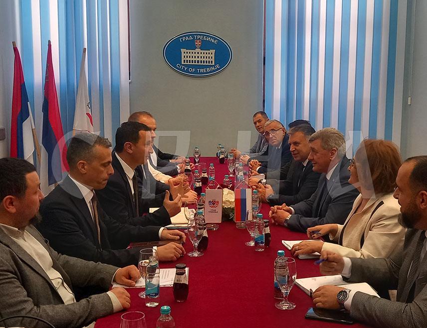 ТРЕБИЊЕ, 7. АПРИЛА /СРНА/ - Министар за научнотехнолошки развој и високо образовање Републике Српске Драга Мастиловић разговарао је данас у Требињу са градоначелником Мирком Ћурићем о сарадњи локалне заједнице и високошколских установа, као и о могућностима наставка развоја образовања и научноистраживачког рада у овом граду.