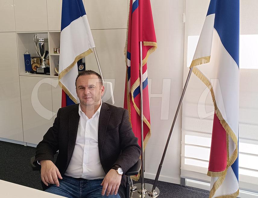 ИСТОЧНО САРАЈЕВО, 7. АПРИЛА /СРНА/ - Градоначелник Источног Сарајева Љубиша Ћосић честитао је Новинској агенцији Републике Српске СРНА крсну славу Благовијести, истичући да је професионалним радом током 34 године постојања оставила дубок траг у медијском простору Српске и шире и остала поуздан и препзнатљив извор информисања.