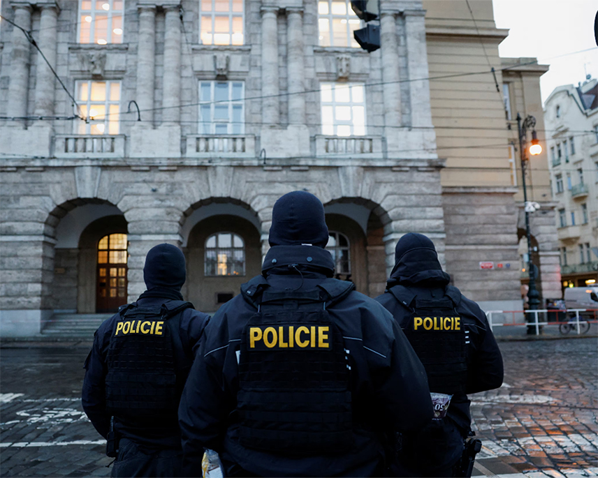 ПРАГ, 8. АПРИЛА /СРНА-Ројтерс/ - Чешке власти привеле су седам особа, укључујући два високорангирана званичника Министарства индустрије, због сумње на превару са субвенцијама ЕУ, саопштило је тужилаштво европског блока.