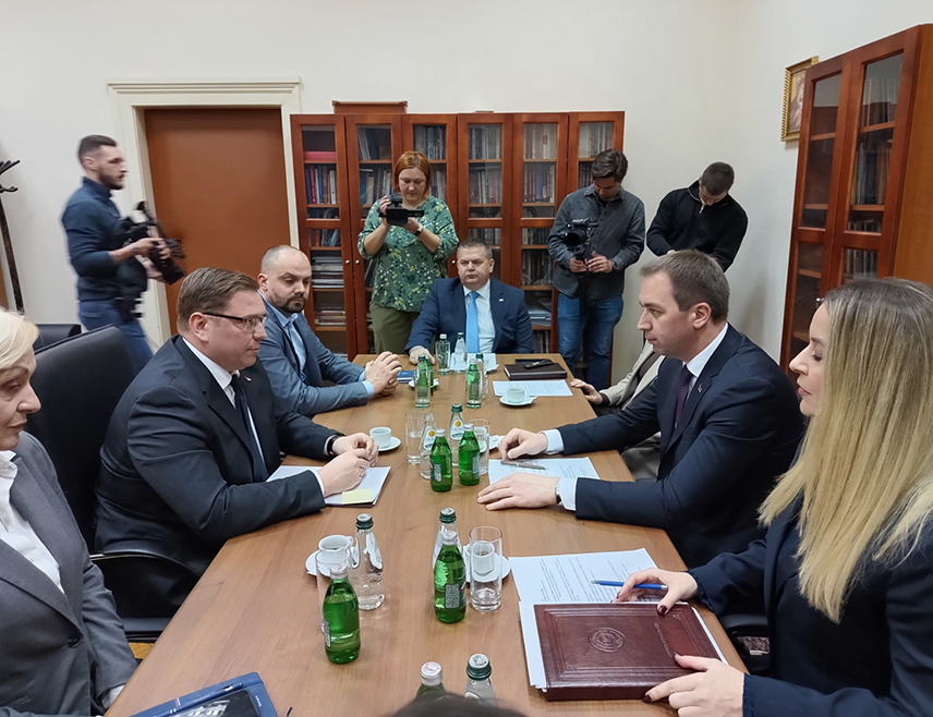 БЕОГРАД, 8. АПРИЛА /СРНА/ - Министар правде Републике Српске Горан Селак изјавио је данас у Београду да му је драго да су институције Србије раме уз раме са институцијама Републике Српске стале у заштиту имовине српског народа и Српске православне цркве у Федерацији БиХ.