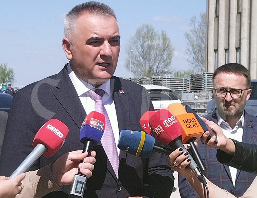 БИЈЕЉИНА, 8. АПРИЛА /СРНА/ - Радови на дионици ауто-пута од Раче до Бијељине више не смију да се одуговлаче, ко не буде у служби тог пројекта биће му захваљено на сарадњи, и то ће бити тема сутрашњег састанка код министра саобраћаја и веза Републике Српске Зорана Стевановића.