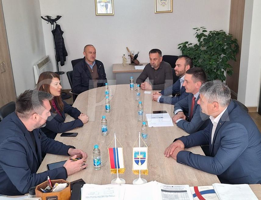 ПЕЛАГИЋЕВО, 8. АПРИЛА /СРНА/ - Начелник општине Пелагићево Славко Тешић рекао је да је данас имао веома продуктиван састанак са министром пољопривреде, шумарства и водопривреде Републике Српске Анђелком Кузмић на којем је разговарано о конкретним корацима за спречавање будућих плављења.