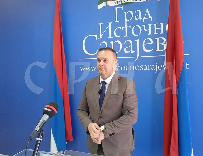 ИСТОЧНО САРАЈЕВО, 8. АПРИЛА /СРНА/ - Градоначелник Источног Сарајева Љубиша Ћосић изјавио је да Парк великана српског здравства, који ће сутра свечано бити отворен у кругу Болнице "Србија", представља оду свим здравственим радницима који су у пет болница Српског Сарајева лијечили цивиле, борце и све оне који су у тешким временима Одбрамбено-отаџбинског рата требали медицинску његу.