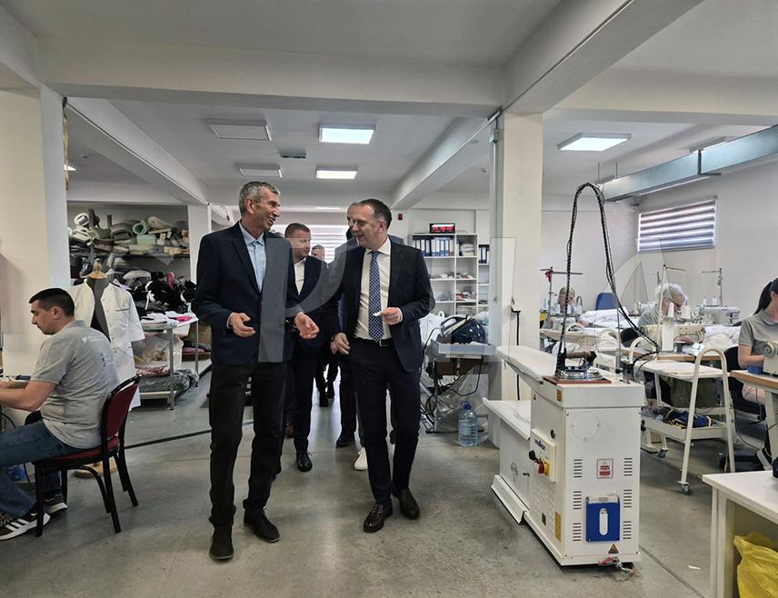 ПАЛЕ, 8. АПРИЛА /СРНА/ - Делегација Привредне коморе Републике Српске посјетила је данас фирму "Галтекс" на Палама, породично предузеће са дугогодишињом традицијом у тексилној индустрији, с циљем пружања подршке њеном даљем развоју.