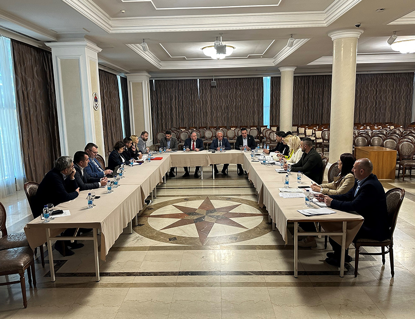 БАЊАЛУКА, 8. АПРИЛА /СРНА/ - Потписивање уговора са конзорцијумом који ће градити магистрални гасовод Шепак - Бањалука - Нови Град, чија је вриједност 1,29 милијарди КМ, очекује се наредне седмице, док би радови на терену могли почети средином љета, саопштено је из Министарства енергетике и рударства Републике Српске.