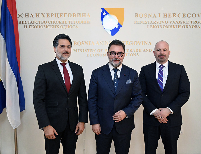 САРАЈЕВО, 8. АПРИЛА /СРНА/ - Министар спољне трговине и економских односа у Савјету министара Сташа Кошарац одржао је данас у Сарајеву радни састанак са посебним изаслаником Министарства енергетике САД Џошуом Волцом о имплеменцији енергетских пројеката са акцентом на пројекат "Јужна интерконекција".