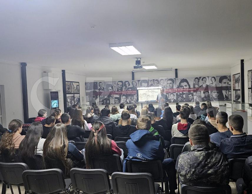 КОЗАРСКА ДУБИЦА, 9. АПРИЛА /СРНА/ - За ученике деветих разреда Основне школе "Вук Стефановић Караџић" из Козарске Дубице у Спомен-подручју Доња Градина данас је одржана едукативна радионица под називом "Пробој логораша".