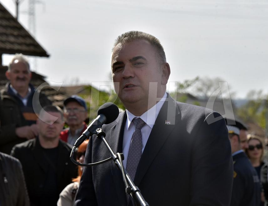 БАЊАЛУКА, 9. АПРИЛА /СРНА/ - Предсједник Владе Републике Српске Саво Минић рекао је да је новоизграђени мост у бањалучком насељу Чесма завршен и отворен у складу са ранијом обећањем Владе Републике Српске.