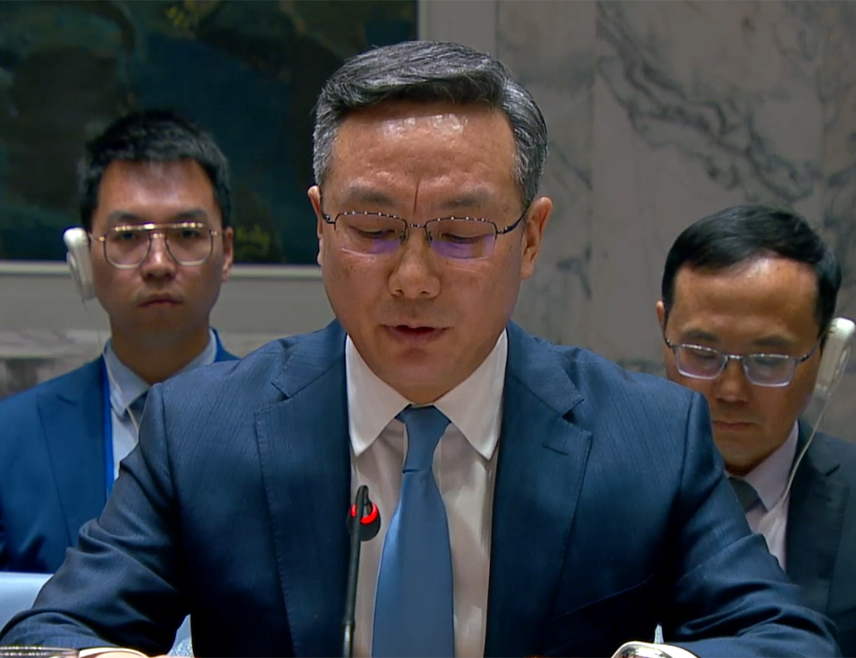 ЊУЈОРК, 9. АПРИЛА /СРНА/ - Дијалог и договор су једини прави пут ка рјешењу неспоразума и тензија на Косову, изјавио је замјеник кинеског амбасадора у УН Сун Леи.