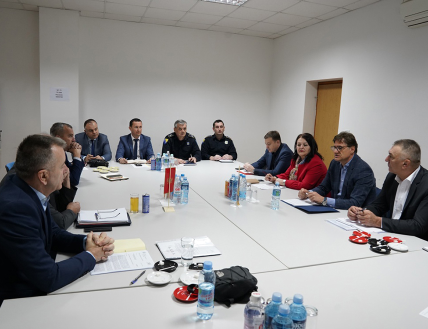 TРЕБИЊЕ, 9. АПРИЛА /СРНА/ - Проток људи на интегрисаном граничном прелазу између Требиња и Херцег Новог треба да буде много бржи, уз придржавање свих неопходних активности надлежних институција, посебно током љетне сезоне када су евидентирана чекања и до неколико часова, закључили су начелник општине Требиње Мирко Ћурић и предсједник општине Херцег Нови Стеван Катић.