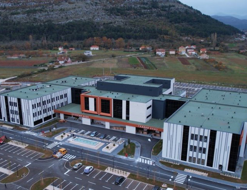 TРЕБИЊЕ, 9. АПРИЛА /СРНА/ - Петоро лица, која су повријеђена вечерас у саобраћајној незгоди на улазу у Tребиње, збринути су у Болници, потврђено је Срни у овој здравственој установи.