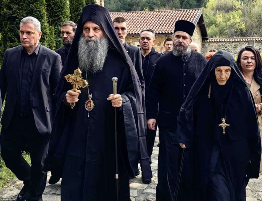 БЕОГРАД, 10. АПРИЛА /СРНА/ - Његова светост патријарх српски Порфирије стигао је данас у Пећку Патријаршију, гдје ће са вјерницима дочекати Васкрс.