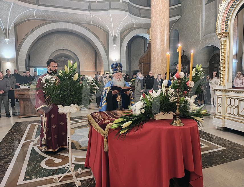 САРАЈЕВО, 10. АПРИЛА /СРНА/ - Његово високопреосвештенство митрополит дабробосански Хризостом вечерас је у Саборној цркви Рођења Пресвете Богородице у Сарајеву служио вечерње богослужење уз изношење плаштанице, која симболизује полагање Христа Спаситеља у гроб.