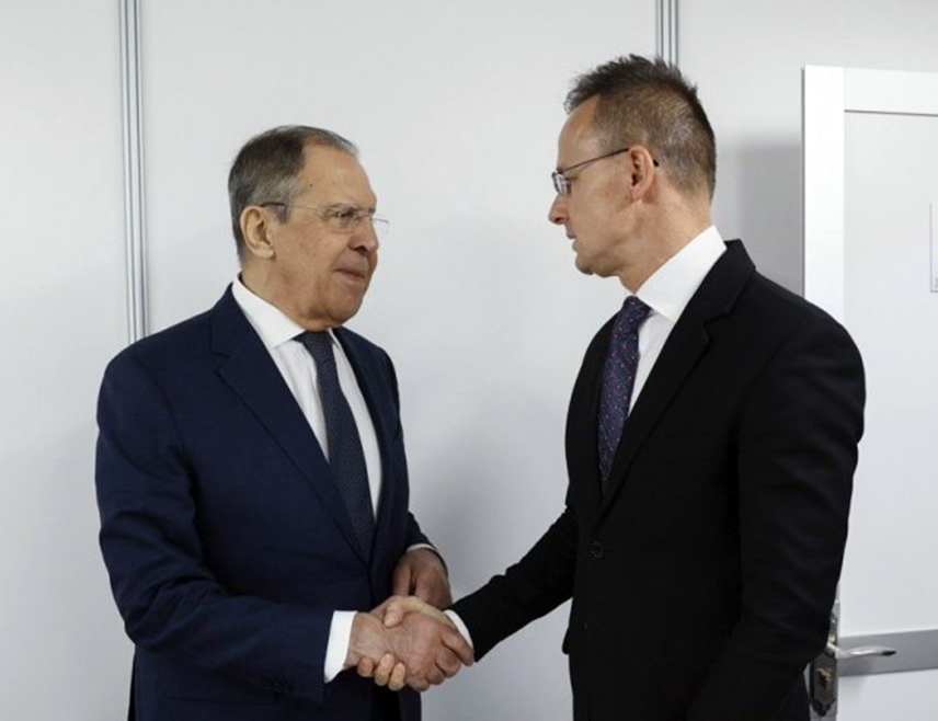 МОСКВА, 11. АПРИЛА /СРНА/ - Руски министар спољних послова Сергеј Лавров рекао је да је са мађарским министром спољних послова Петером Сијартом разговарао о ситуацији националних мањина у Украјини.