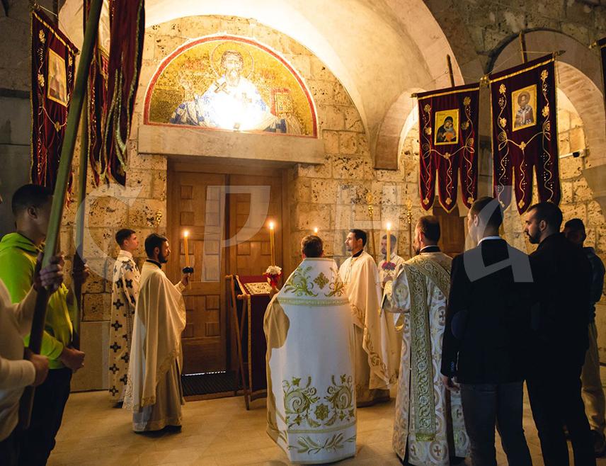 ФОЧА, 12. АПРИЛА /СРНА/ - Свјетлост Христову није могла да угаси ни тама смрти, поручио је професор Богословског факултета у Фочи Ненад Тупеша, наводећи да Васкршња литургија почиње управо изношењем свијеће из олтара са позивом вјерницима "Приђите, примите свјетлост".