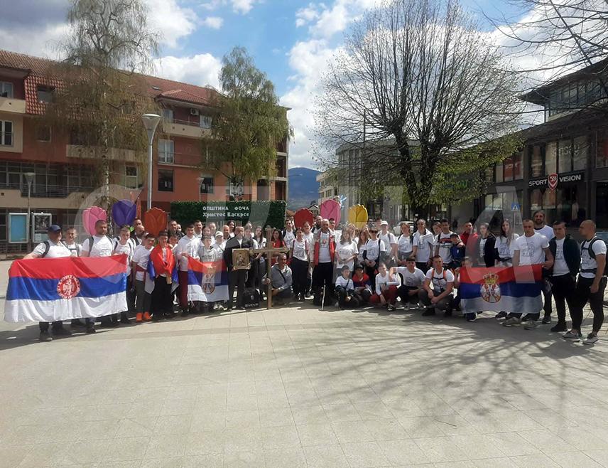 ФОЧА, 11. АПРИЛА /СРНА/ - Са Трга краља Петра у Фочи данас се, на васкршње ходочашће дуго 42 километра до Цркве Успења Пресвете Богородице у Челебићима, запутило више од 80 православних вјерника.