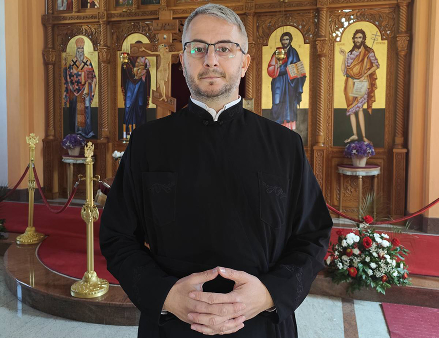 БАЊАЛУКА, 12. АПРИЛА /СРНА/ - Васкрсењем Господа Исуса Христа смрт је изгубила свој неповратни карактер и постала рођење за вјечни живот, врата која отварају пут у Царство Божије, поручио је старјешина храма Светог Василија Острошког у Бањалуци свештеник Миладин Митровић.