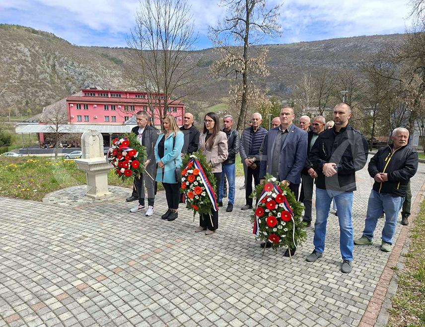 ДРВАР, 11. АПРИЛА /СРНА/ - У Дрвару је данас одата почаст погинулим припадницима извиђачко-диверзантског одреда "Орлови Грмеча".