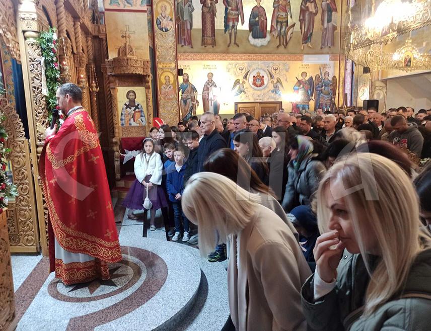 ЗВОРНИК, 12. АПРИЛА /СРНА – На подручју града Зворника у свим храмовима и црквама служене су јутрос васкршње литургије и прочитана васкршња посланица Његове светости патријарха српског Порфирија.